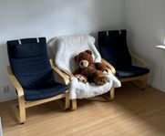 två mörkblå fåtöljer från IKEA