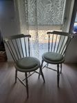 Vita pinnstolar med dyna