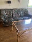 Soffa 3-sitsig inkl glasbord.