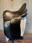 Svart dressyrsadel, 17”, Morris & Nolan