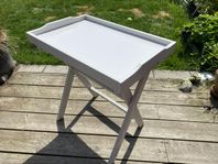 Sidobord med bricka