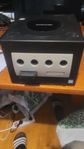 Game cube med en kontroller, sladdar, dvs.