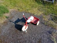 Röd trehjuling i metall