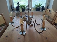 Gammal ljuskrona i brons