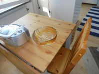 köks bord i furu 2 stolar som nytt