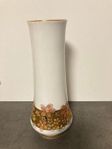 Vas med blommotiv, guld. Handmålad. 26cm. Signerad, porslin