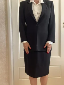 Tidlös elegant dräkt från Armani, kavaj och kjol, svart. 
