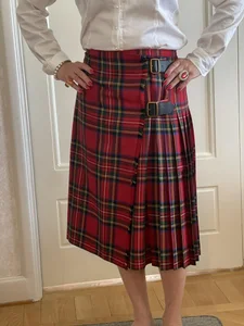 Mycket elegant skotsrutig kjol från Burberry. Helt ny