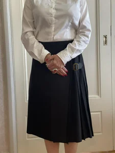 Mycket elegant svart kjol från Burberry. Helt oanvänd