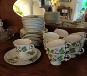33 delar kaffeservis, kaffekoppar. Ljuvlig och i kanonskick!