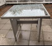 Glas-och konstrotting trädgårdsbord