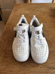 Nike Court Borough Low 2 – Strl 34 (US 2.5Y)