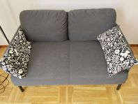 knappt använd Ikea GLOSTAD soffa inklusive 2 kuddar