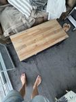 litet bord med träskiva. 90x42 
