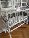 Bedside crib, babynest och amningskudde