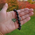 Handgjort armband av naturlig Magic Fire Sodalite sten.