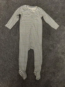 Ny randig pyjamas med fötter