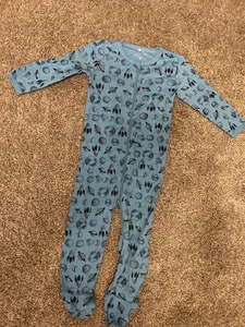 Ny pyjamas med fötter rymden