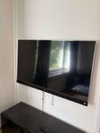 stor tv med soundbar och netflix