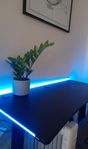Snyggt LED-skrivbord för gaming eller hemmakontor