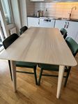 Köksbord och fyra stolar. 1 år gamla. Nyskick