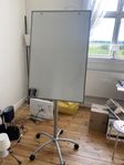 stor whiteboard tavla på rullställning.