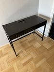 skrivbord och 2 stolar för barn