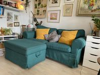 Eketorp 2-sits soffa med fotpall i emeraldgrön klädsel