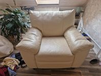 Fåtölj beige konstläder