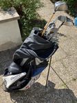 Golfklubbor och väska