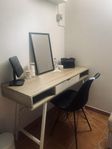 skrivbord med stol