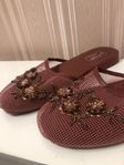 Vackert vin tofflor med blommor av pärlor stl. 8  (39)
