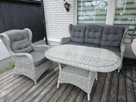 Utemöbelgrupp i konstrotting – 3-sits soffa, fåtölj & b