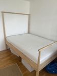 IKEA Gjöra sängram och Hyllestad-madrass.