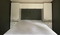 Platsbyggd garderob för 180 cm säng 