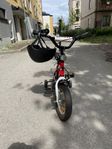 barncykel 12 tum,hjälm,sparkcykel och pump.