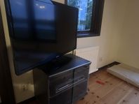 tv, TV-bänk och dvd spelare med högtalare