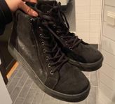 Svarta höga sneakers med dragkedja