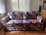 Storblommig bäddsoffa