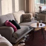 Beige två-sitsig ”Howard” soffa