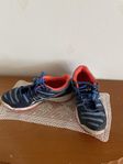 Gymnastikskor Asics storlek 33