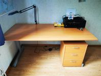 Skrivbord + hurts + lampa