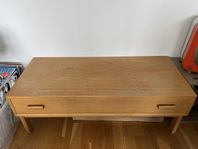 Låg äldre byrå 100cm lång och 36 hög, 42,5cm djup