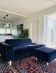Elegant 2,5-sitssoffa med fotpall från Bolia – som ny!