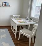 Fint köksbord och 2 stolar