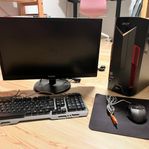 Stationär speldator med skärm och tillbehör