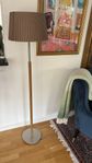 Golvlampa från MIO brun lampskärm