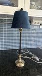 Bordslampa från Bauhaus med lampskärm i mörkblå sammet
