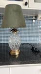 Ananaslampa med mossgrön lampskärm i sammet. 