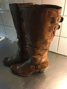 Nötbruna läderstövlar